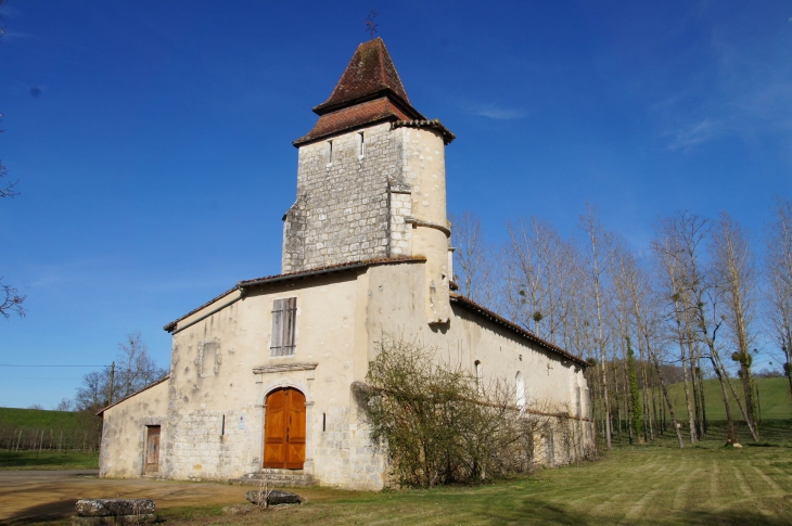 Eglise Saint-Pierre celle de l'ancien prieuré, origine romane (XIe et XIIe siècles), tour-porche fortifiée du XVe siècle, remaniée au fil des siècles. - Lagrange