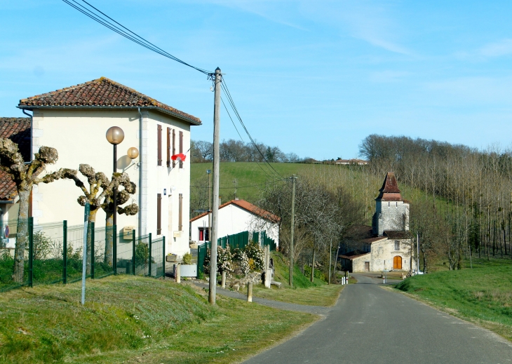 La Mairie et l'église Saint-Pierre. - Lagrange