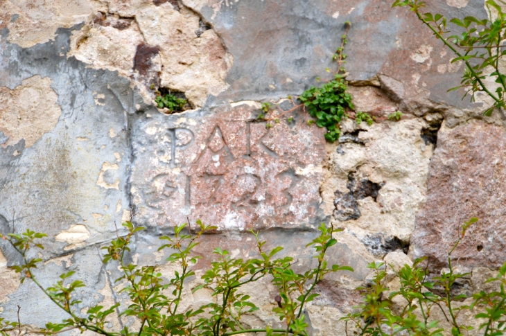 Date gravée au dessus de l'entrée du porche ancien de l'église Saint-Martin d'Estampon. - Losse