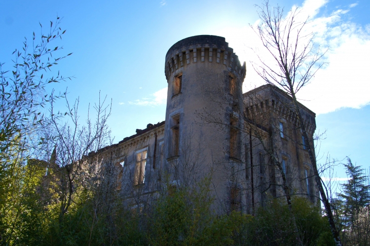 Le château de Peyrebère. Construit en 1870 pour accueillir Napoléon III qui, défait par la Prusse la même année, ne vint jamais à Lubbon. Comble de l'ironie, il brûla durant une autre invasion allemande, en 1943!