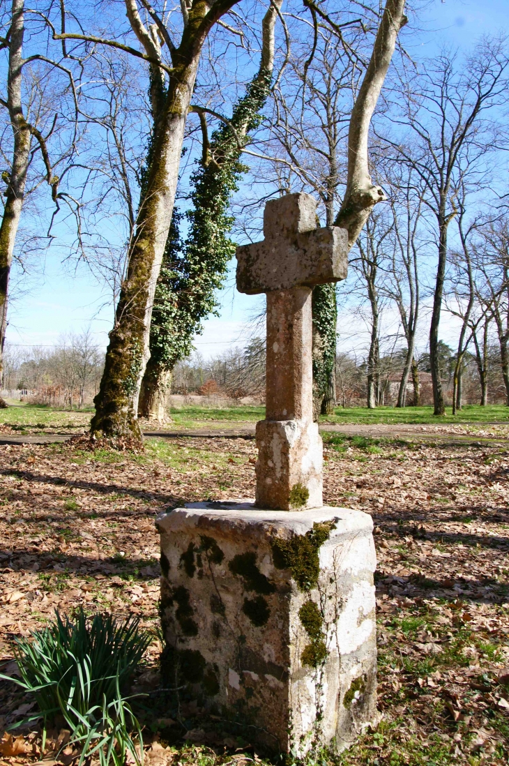 Croix de chemin près de l'église Saint-Pierre. - Lubbon