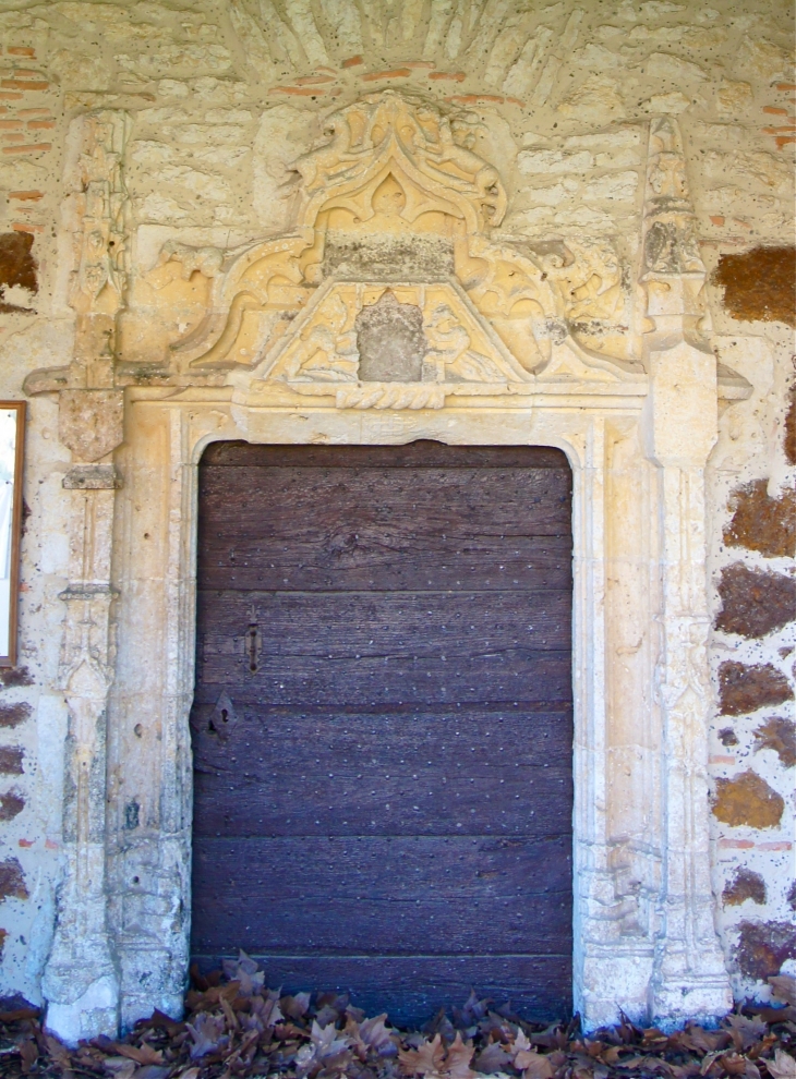 Portail du XVe ou XVIe siècles. Photo 2013, vous remarquerez  que sur le tympan a disparu les clefs de Saint-Pierre, patron de l'église. - Lubbon