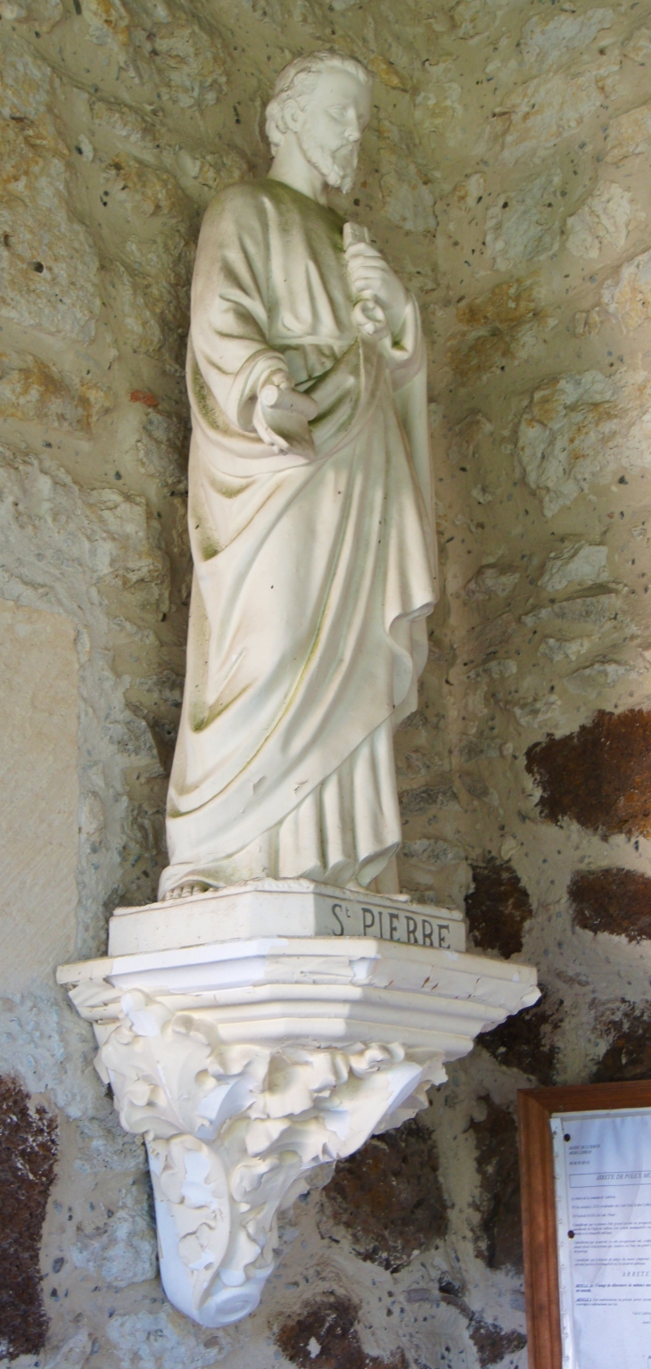 Statue de Saint-Pierre qui se trouve à gauche du portail de l'Eglise Saint-Pierre. - Lubbon