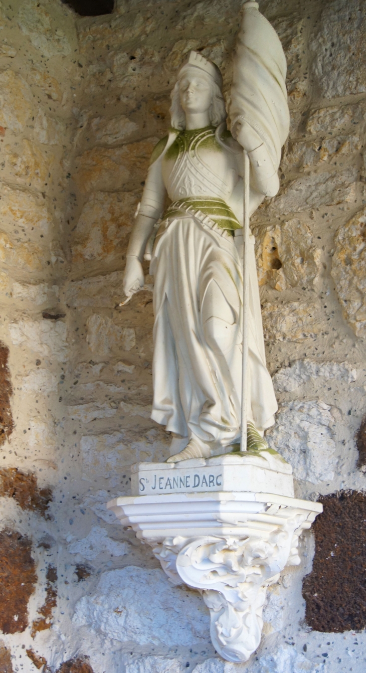 Statue de Jeanne d'Arc qui se trouve à gauche du portail de l'église de Saint-Pierre. - Lubbon