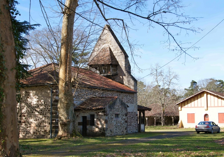 Eglise Saint-Pierre - Sur le côté nord, qui comporte également deux baies, une sacristie a été ajoutée en 1626. - Lubbon