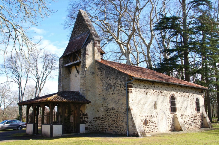 L'église Saint-Pierre est un édifice très simple, de forme rectangulaire : le mur sud, que soutiennent trois contreforts, est percé de deux fenêtres, et l'on y distingue aussi une porte ancienne qui a été murée. Le murs sont faits de garluche. - Lubbon