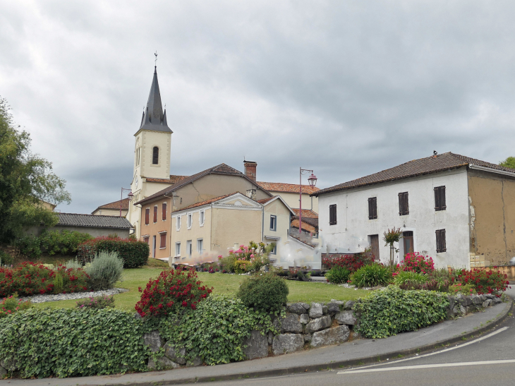 Vers l'église - Momuy