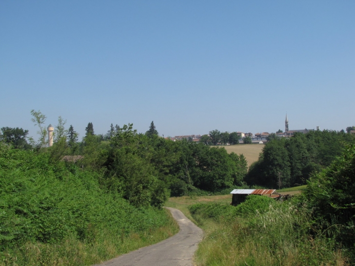 De loin : l'église et le château d'eau - Mugron