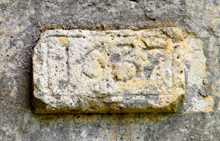 L'année 1637 apparaît sur une pierre du mur Sud de la nef de l'église Saint-Michel de Laballe. - Parleboscq