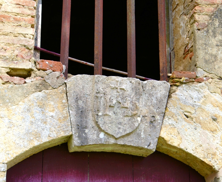 Blason sculté au dessus du portail de la tour de l'église Saint-Michel de Laballe. - Parleboscq