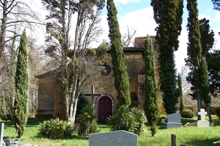 La façade occidentale de l'église Saint-Michel de Laballe. Cet édifice fut construit au XIVe siècle. - Parleboscq