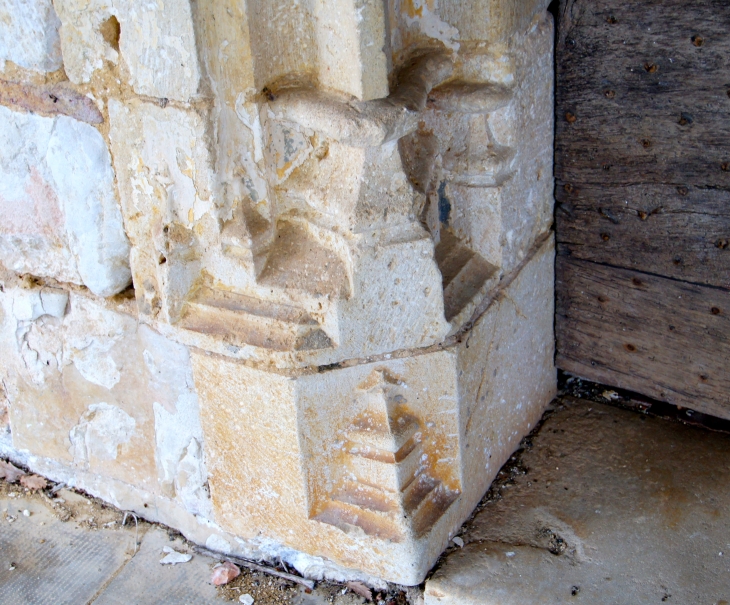 Détail du pilier du portail de l'église Notre-Dame de Sarran. - Parleboscq