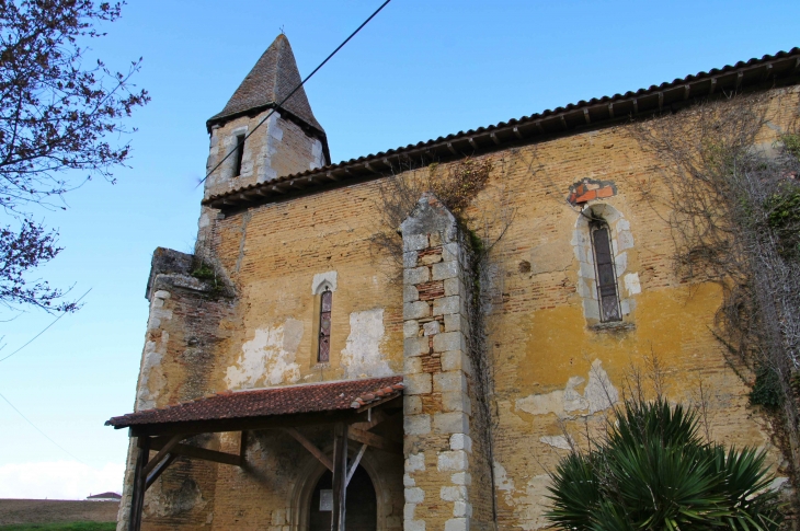 Façade latérale de l'église Notre-Dame de Sarran. - Parleboscq