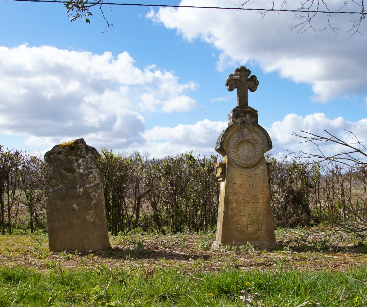 Tombes anciennes du petit cimetière au pied de l'église Saint-Jean-Baptiste de Mura. - Parleboscq