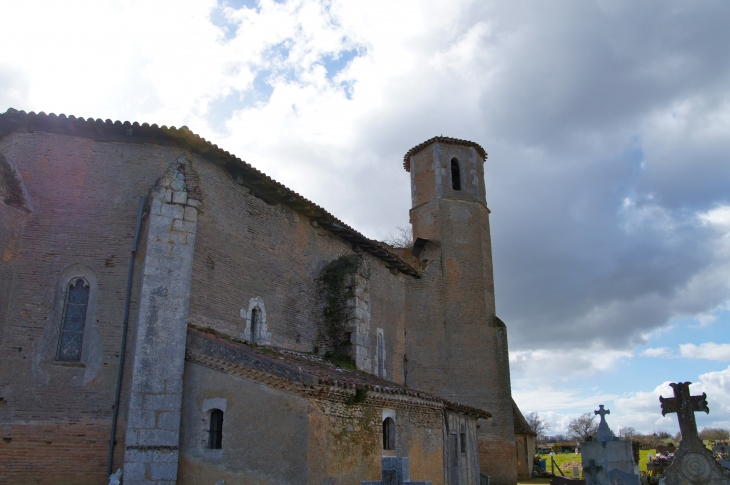 Le chevet de l'église Saint-André de Bouau (photo prise en mars 2013). - Parleboscq