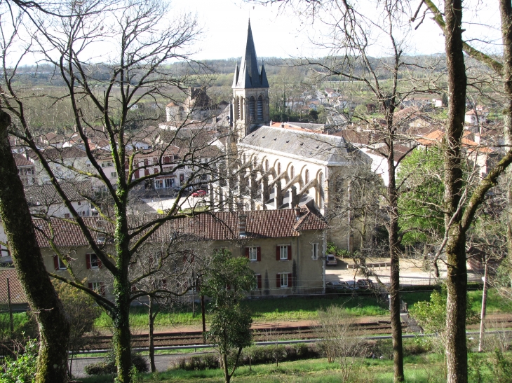 Vue panoramique de l'église et du château - Peyrehorade