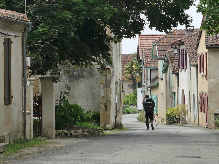 Dans le village sur le chemin de Saint Jacques - Pimbo