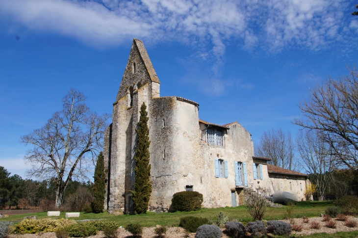 Eglise Saint-Luperc : Le clocher-mur s'élève à l'ouest et une tour d'escalier circulaire placée à l'angle sud-ouest de la nef dessert les combles et l'étage d'un presbytère qui a totalement parasité l'édifice en façade sud donnant à l'ensemble un aspect d - Rimbez-et-Baudiets