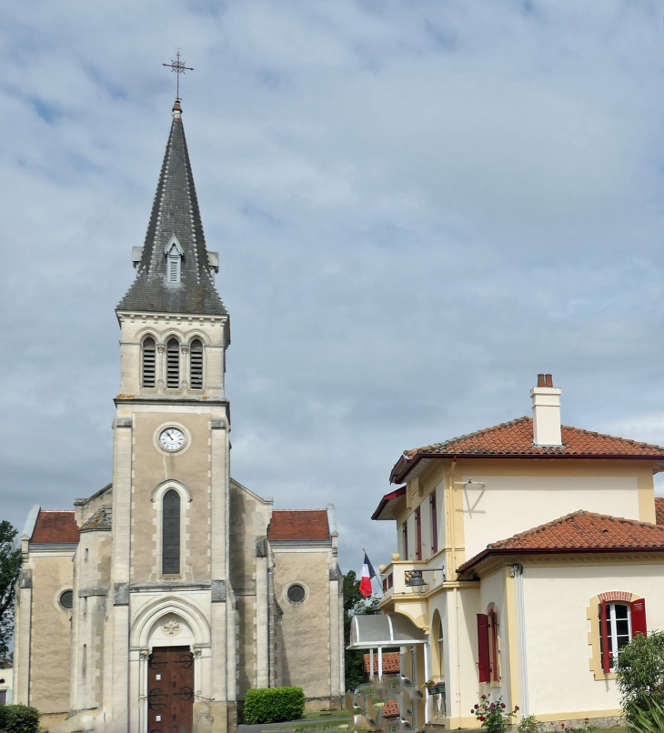 L'église et la mairie - Saint-Gor