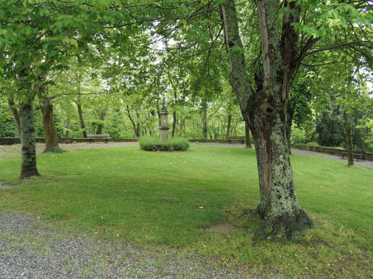 Le parc devant l'église - Saint-Loubouer