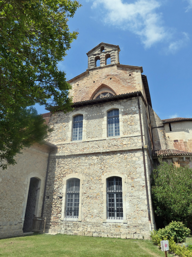 Les bâtiments conventuels derrière l'église - Sorde-l'Abbaye