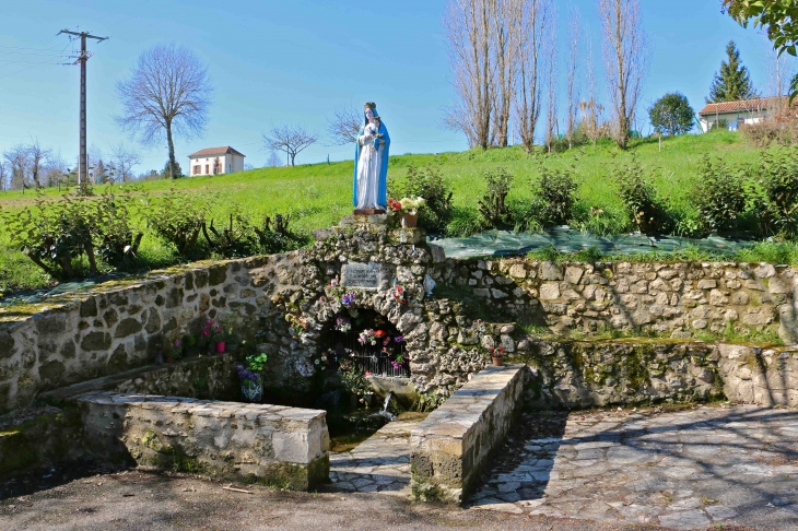 Fontaine de dévotion ou sont organisés des pélerinage. Eglise Notre Dame. - Ambrus