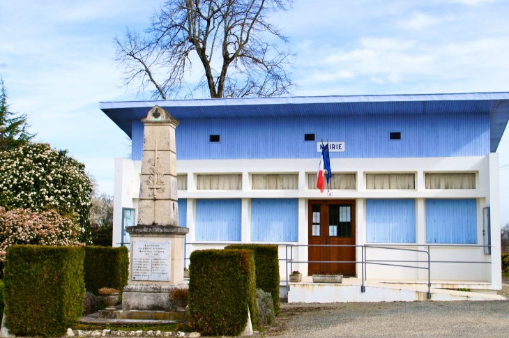 Le Monument aux Morts et la Mairie. - Andiran