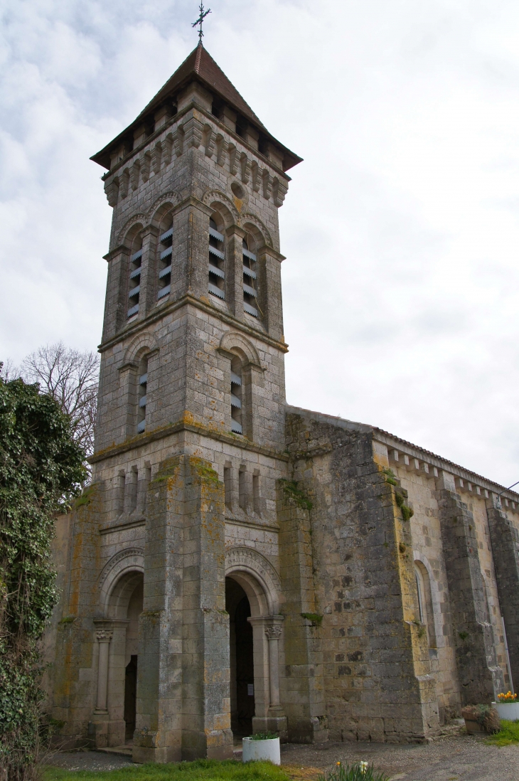 Le clocher-porche de l'église Notre-Dame. - Andiran