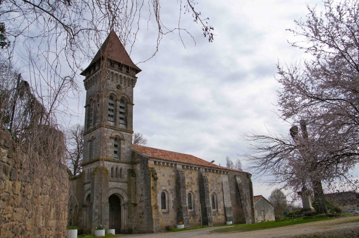 La façade latérale sud de l'église Notre-Dame, XIIe siècle. - Andiran