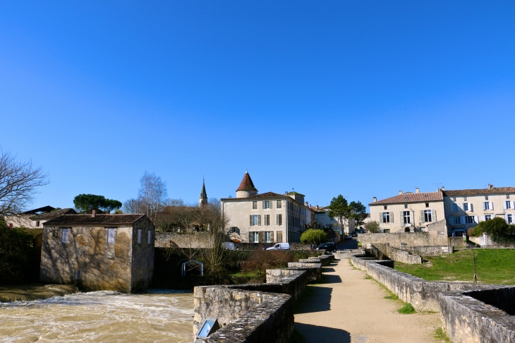 Du pont roman vers le village. - Barbaste