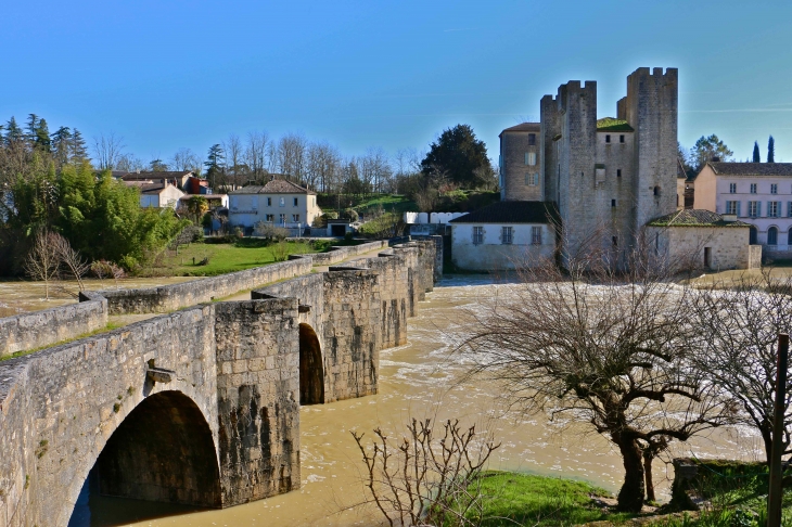 Le moulin des Tours et le pont roman. - Barbaste