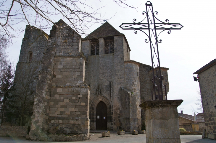 Façade occidentale de l'église Saint-Martial du XVe siècle. - Bazens