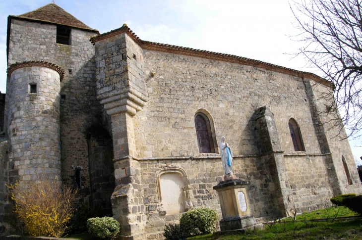 Façade latérale sud de l'église Saint-Martial du XVe siècle. - Bazens