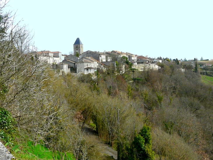 Le village au bord du plateau   Crédit : André Pommiès - Beauville