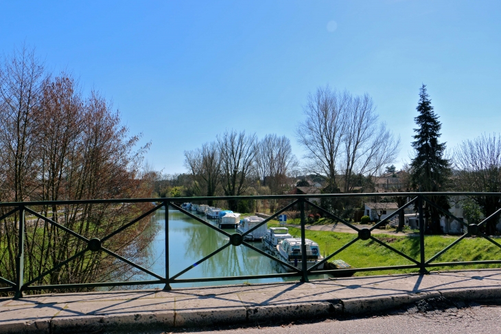 Le canal latéral à la Garonne. - Buzet-sur-Baïse