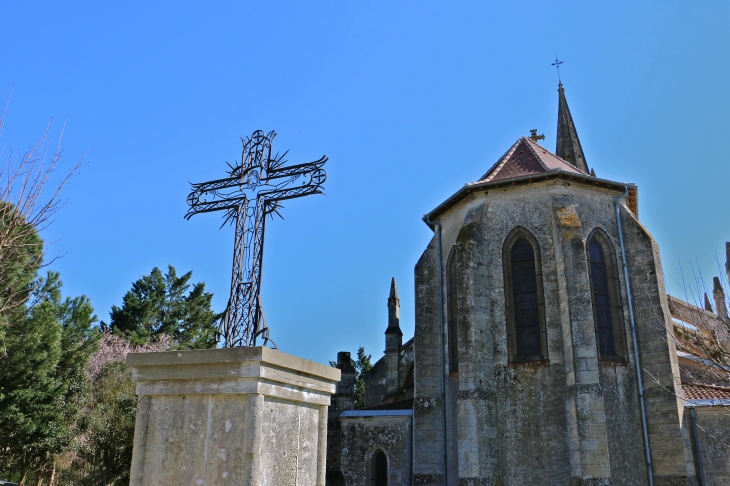 La croix de mission et le chevet de l'église Notre Dame. - Buzet-sur-Baïse