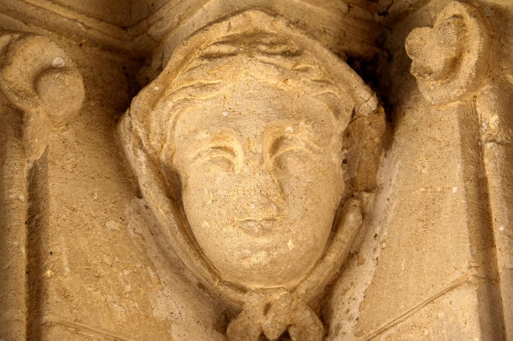 Sous le porche de l'église Notre Dame. - Buzet-sur-Baïse