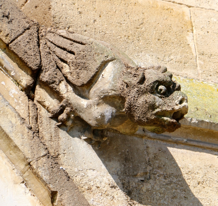 Corbeau de chaque coté du porche de l'église Notre Dame. - Buzet-sur-Baïse