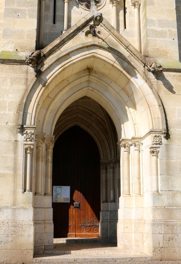 Porche de l'entrée de l'église Notre Dame. - Buzet-sur-Baïse