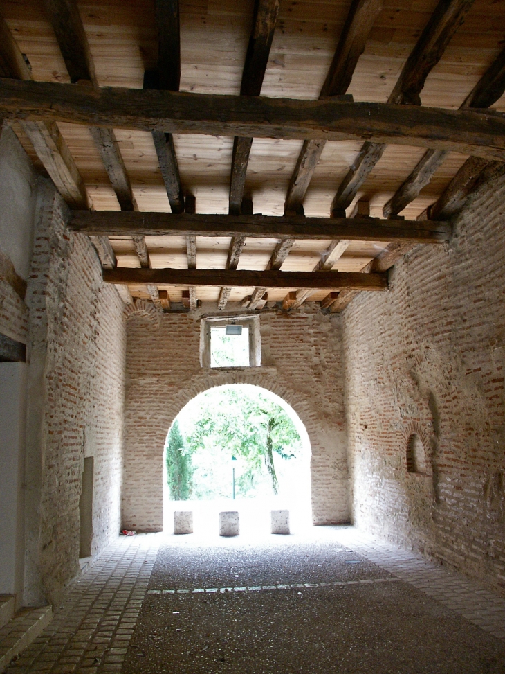 Passage couvert dans le village. - Casseneuil