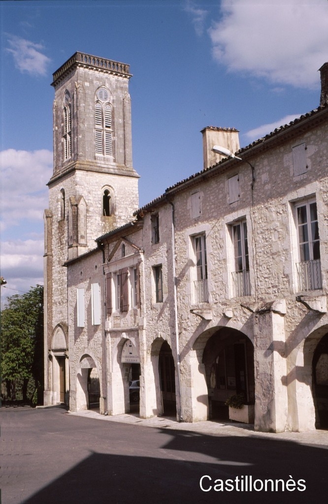 Les cornières et l'église - Castillonnès