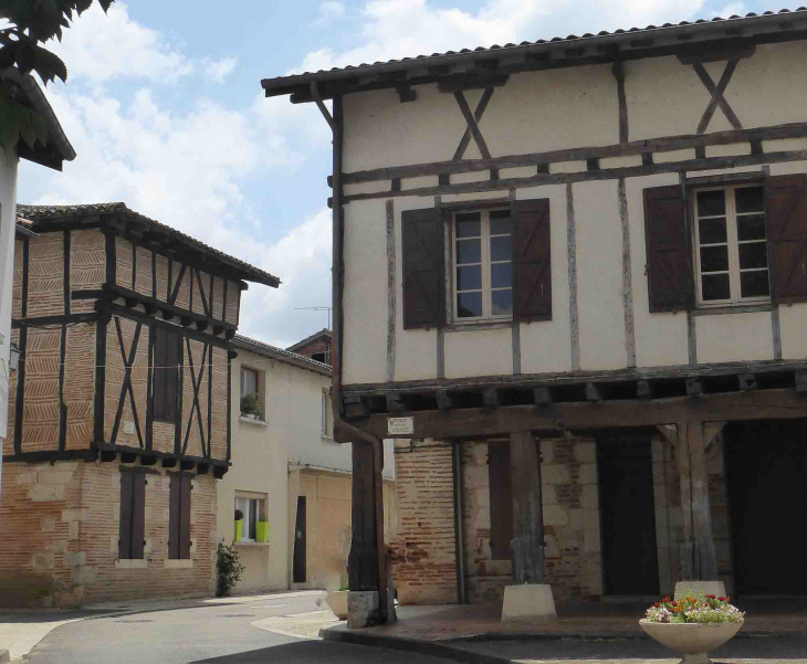 La place des Cornières - Caudecoste