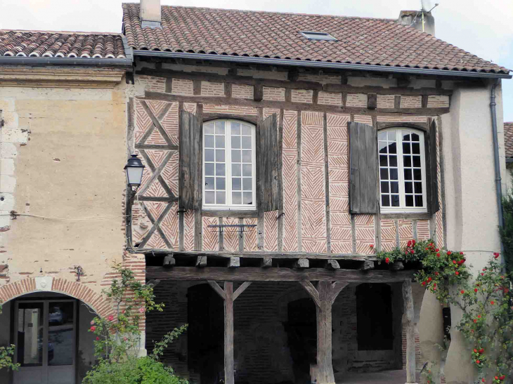 La place des Cornières : maison à arcades - Caudecoste