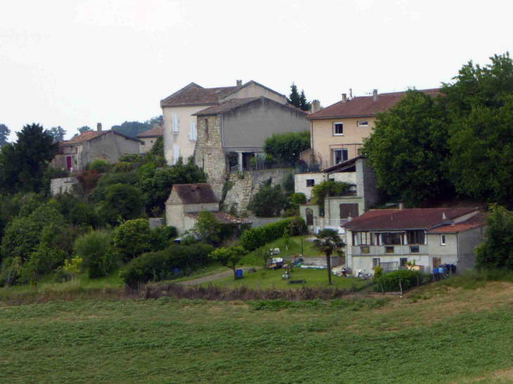 Derrière les maisons - Cuq