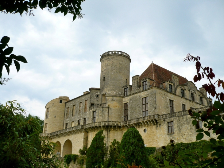 Château fort de Duras du XIIe siècle construit sur un piton rocheux surplombant la vallée du Dropt.