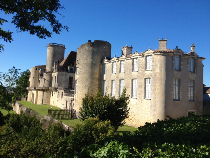 Le château des Ducs XIVème (MH). - Duras