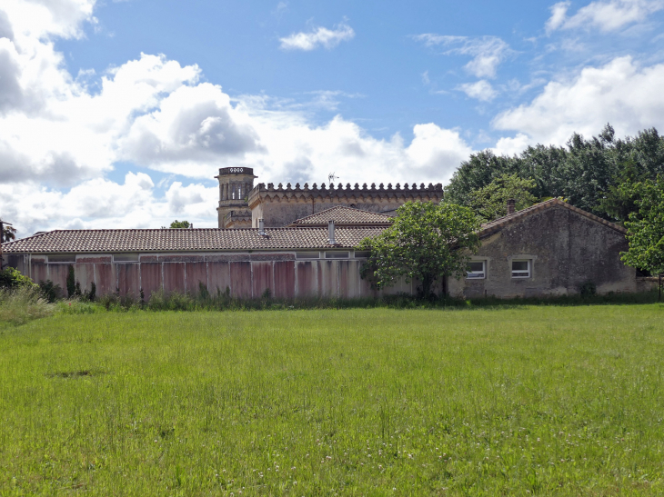 Vue sur le château Arago - Fauguerolles