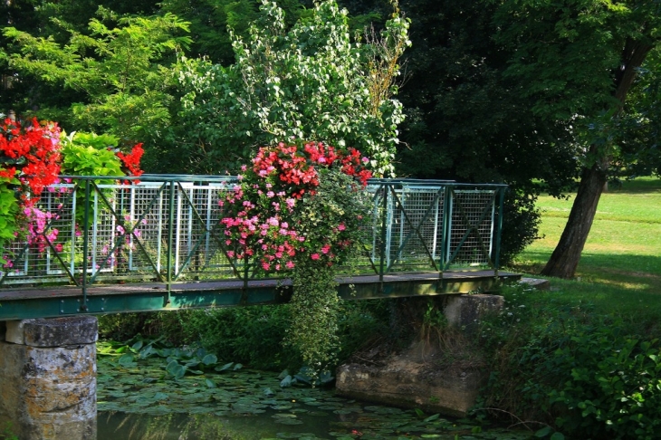 La passerelle sur le Tolzac - Fauillet