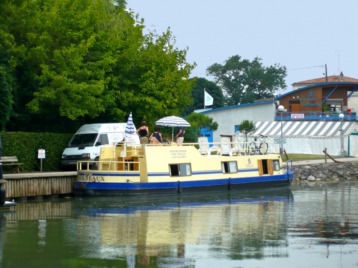 Halte nautique à Pont des Sables. - Fourques-sur-Garonne