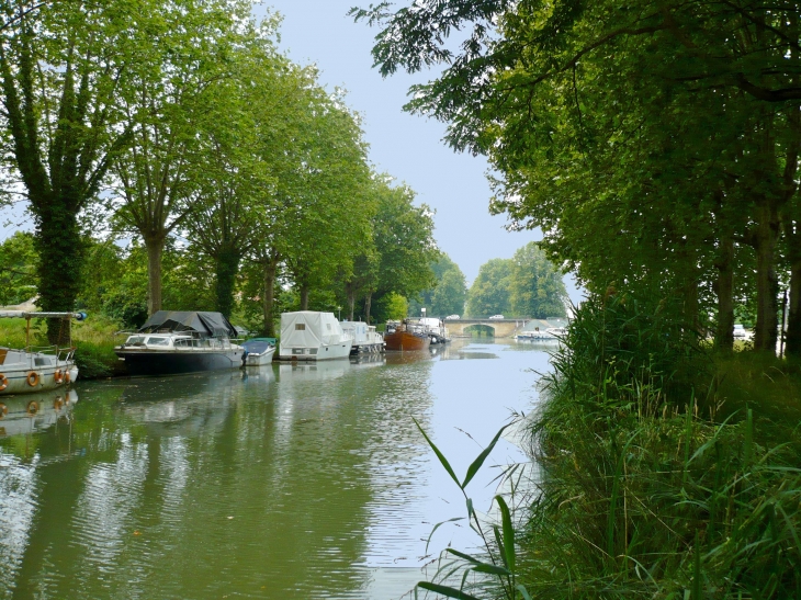 Halte nautique à Pont des Sables. - Fourques-sur-Garonne